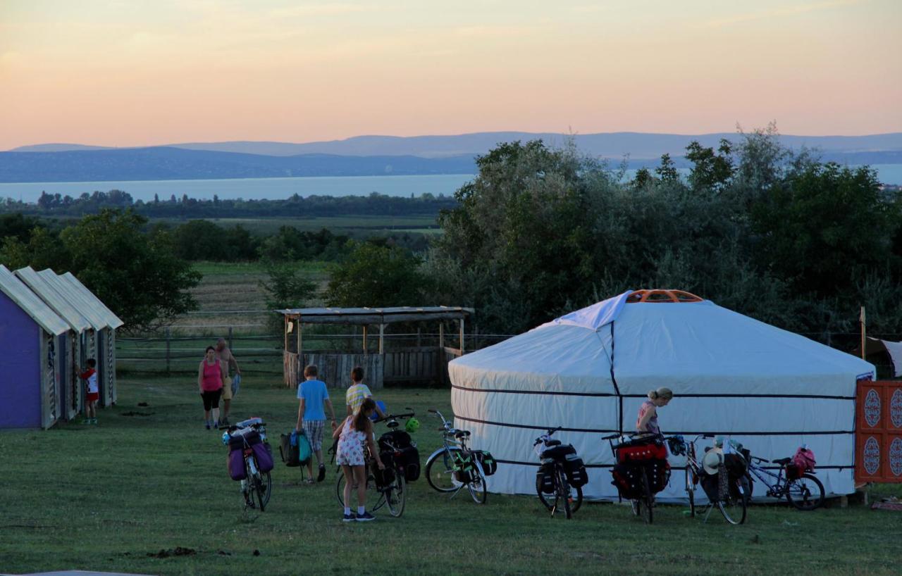 Dharma Horse Shelter Bungalows & Farmping Siófok Exterior foto